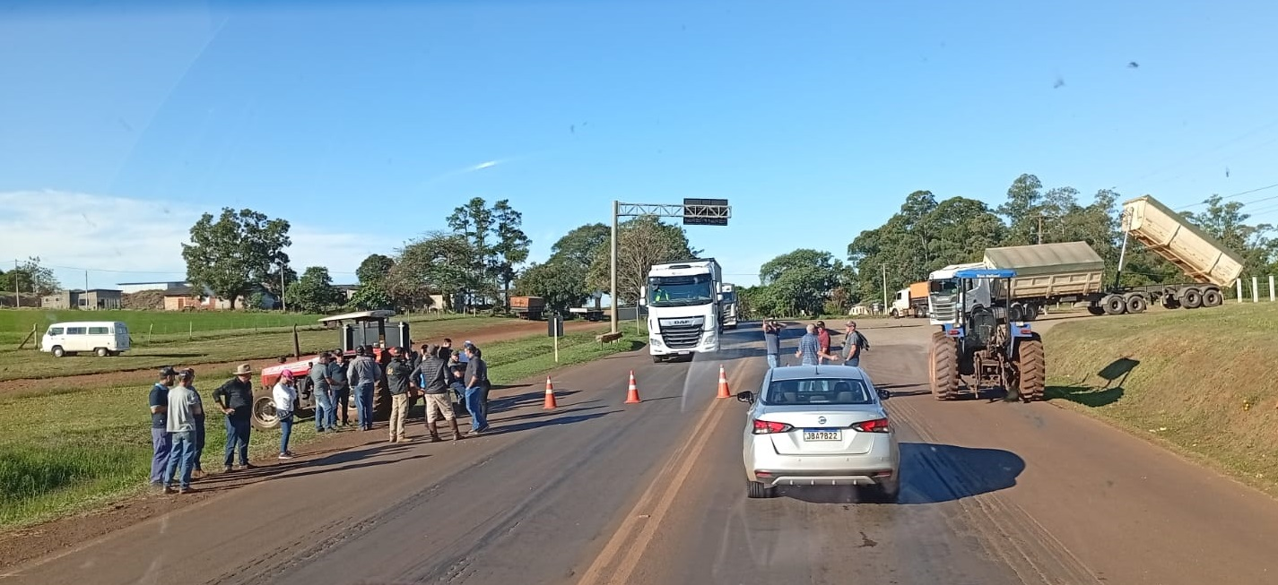 RS registra mais de 40 bloqueios em protesto de agricultores e caminhoneiros