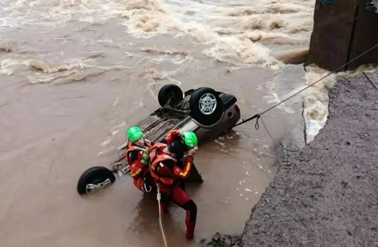 Temporal na Serra Gaúcha: jovem morre após cabeceira de ponte ceder e carro ser arrastado pela água