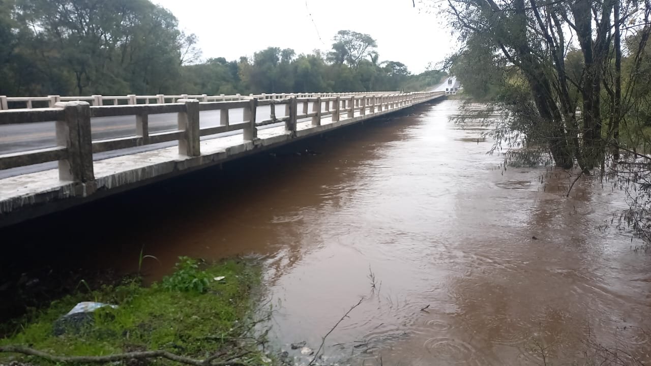 Ponte sobre o Arroio Bossoroca é interditada após elevação do nível da água na BR-290/RS
