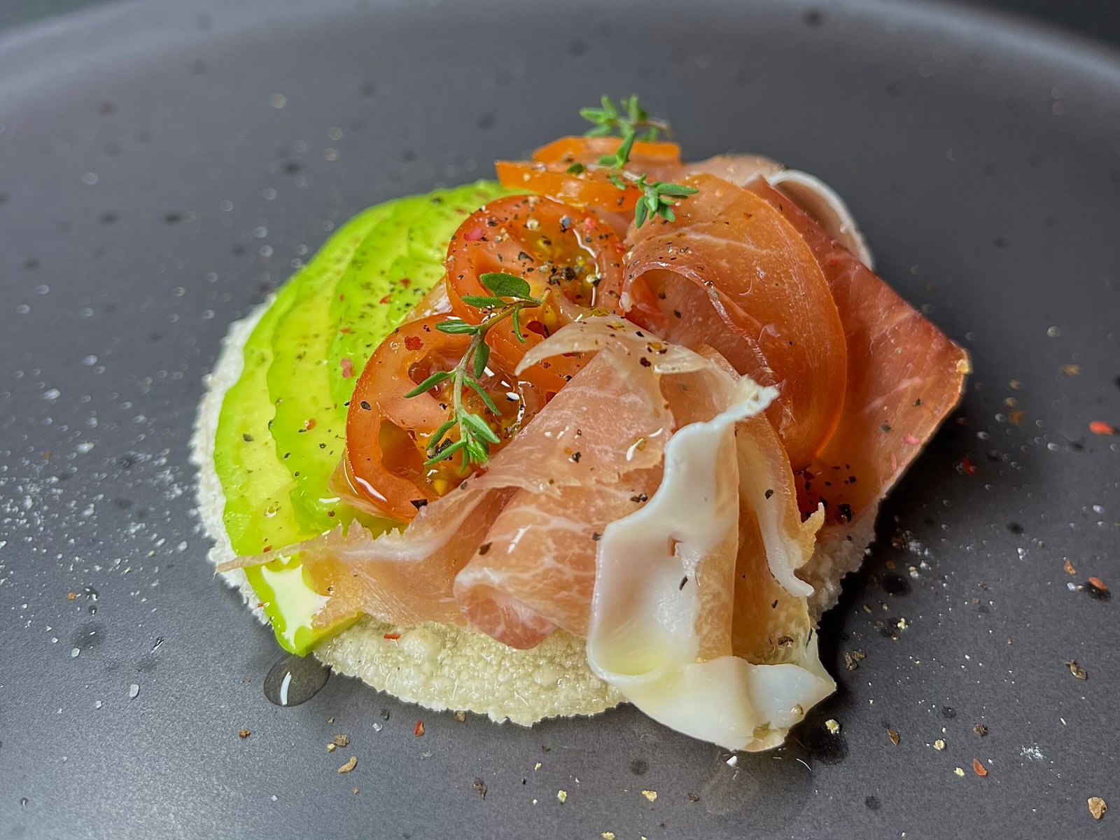 Tostine de tapioca, abacate e presunto parma