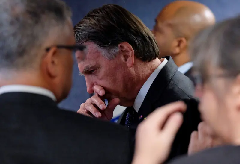 STF determina que Bolsonaro usará tornozeleira eletrônica e ficará sem redes sociais