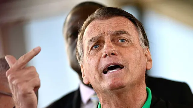 Pen drive achado em banheiro de Bolsonaro não tem dados relevantes, aponta PF