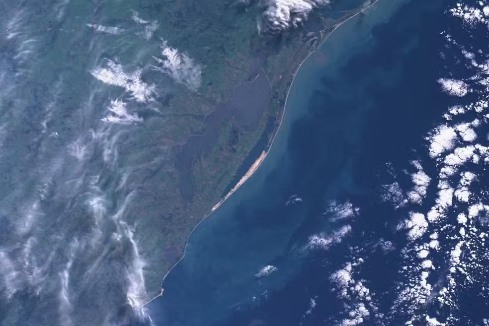 Cassino ou Hermenegildo? Praia gigante vista do espaço alimenta disputa no RS