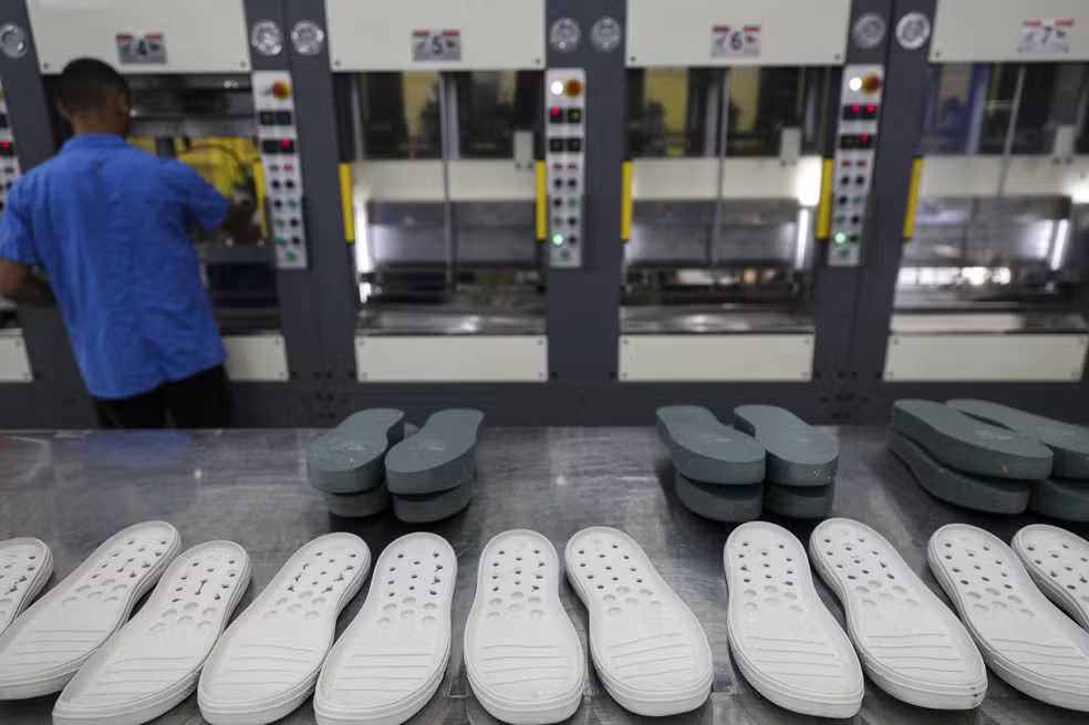 Trump impõe tarifa de 50% sobre produtos brasileiros e ameaça 8 mil empregos no setor calçadista