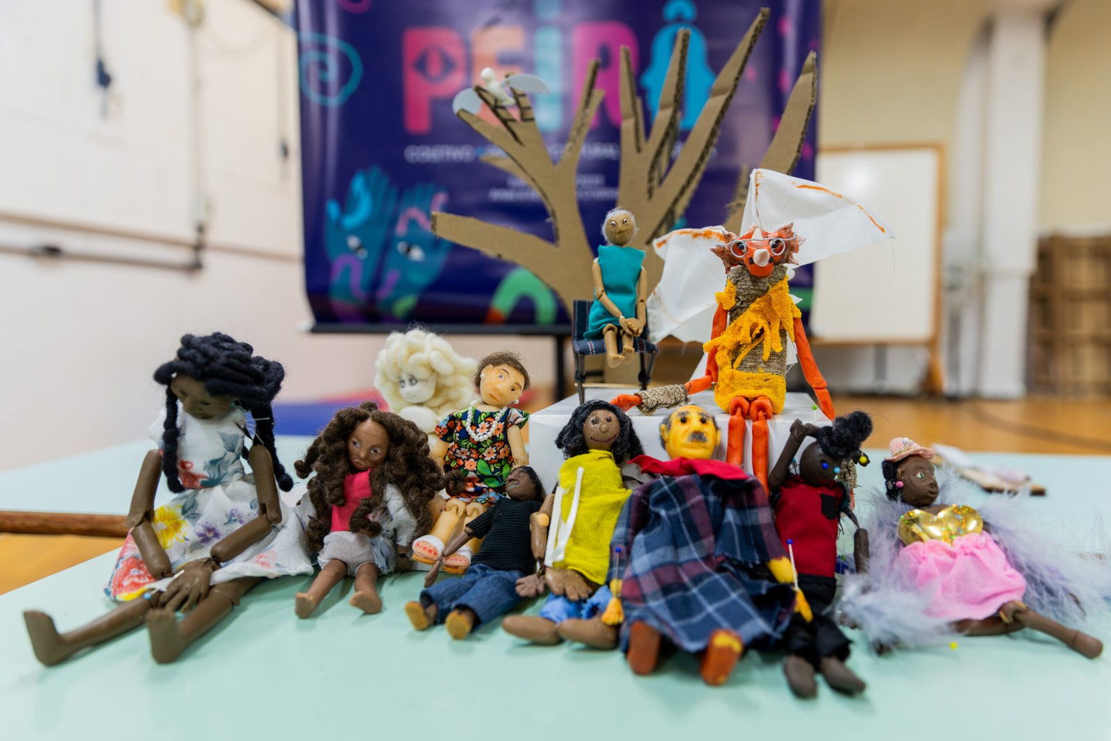 Bonecos em miniaturas: oficina reúne estudantes e artistas na UFSM