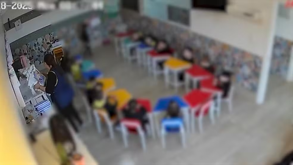 Professora é presa após agredir criança de 4 anos com livros em escola de Caxias do Sul
