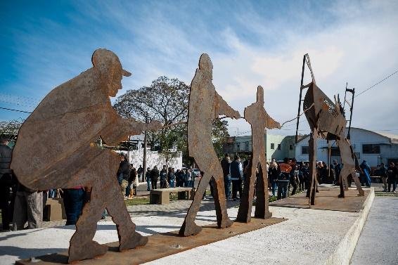 Canoas inaugura monumento em homenagem aos voluntários da enchente de 2024