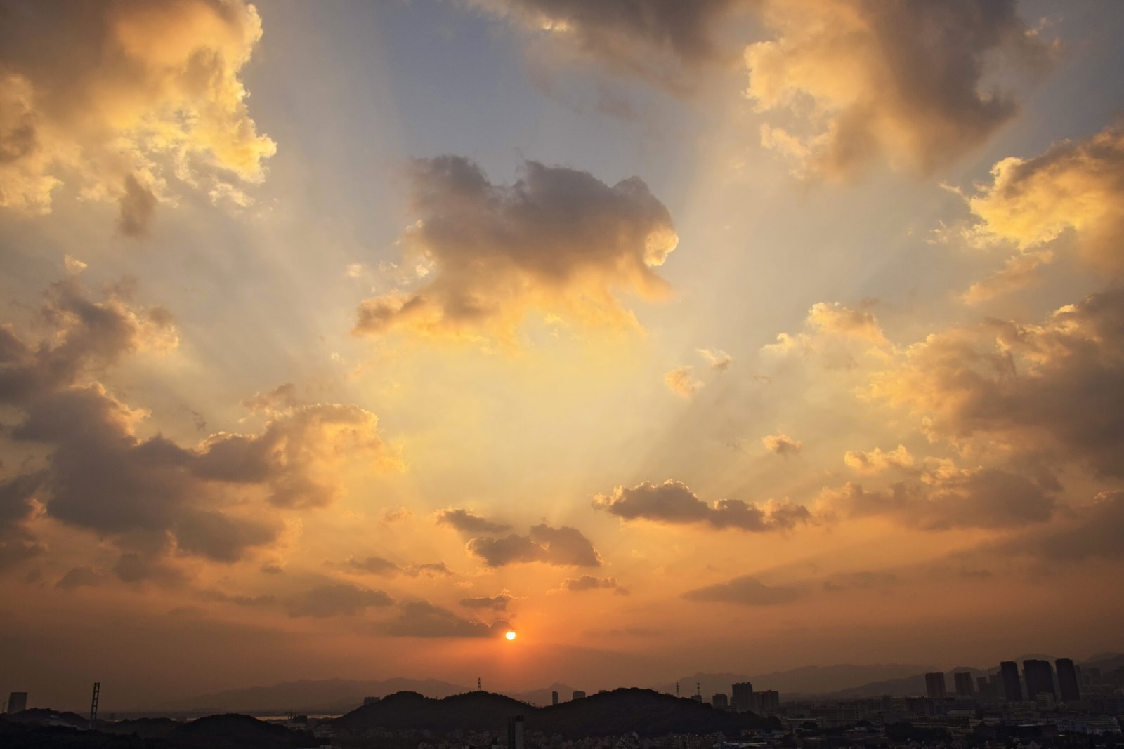 Setembro começa com calor, sol forte e pancadas irregulares de chuva pelo Brasil