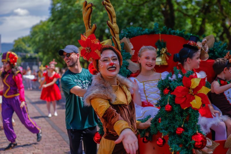 Magia toma conta do Centro de Santa Maria com primeiro cortejo natalino de 2025