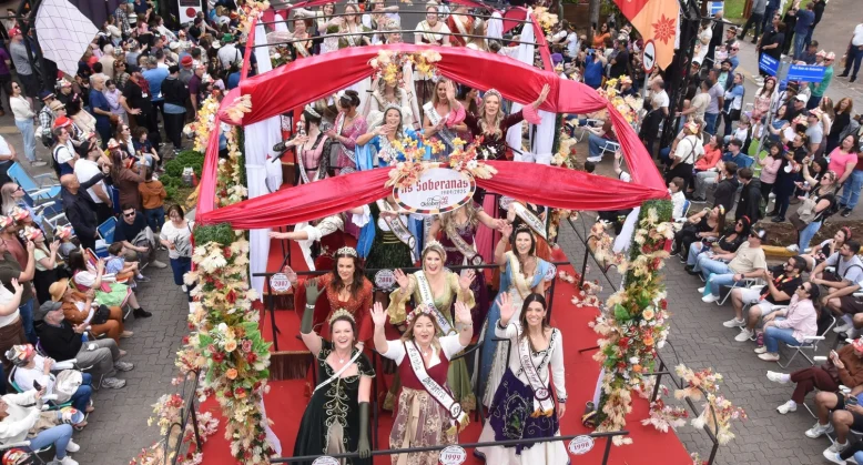 Mais de 30 mil pessoas prestigiam o primeiro desfile temático da 40ª Oktoberfest de Santa Cruz do Sul