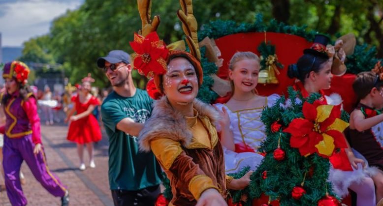 Magia toma conta do Centro de Santa Maria com primeiro cortejo natalino de 2025