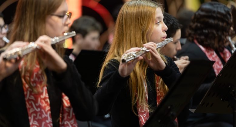 Orquestra Jovem Recanto Maestro apresenta trilhas de cinema e composições brasileiras em concerto gratuito