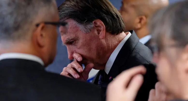 STF determina que Bolsonaro usará tornozeleira eletrônica e ficará sem redes sociais