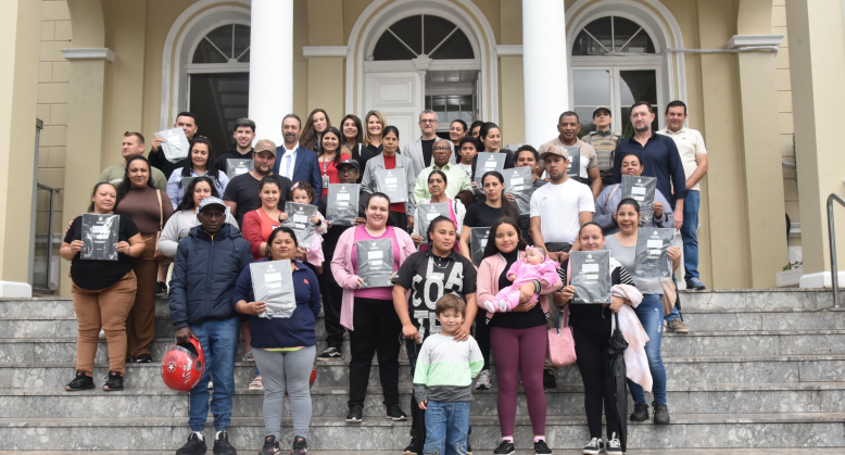 Prefeitura de Santa Cruz do Sul entrega escrituras a 31 famílias