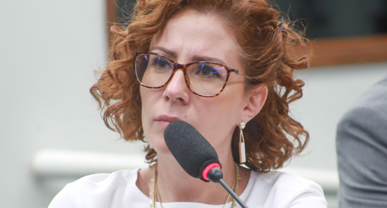 Condenada pelo STF, Carla Zambelli deixa o país e anuncia licença do mandato